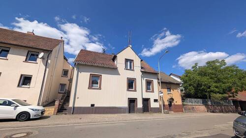 Front Weit - Von Grund auf erneuern - Einfamilienhaus mit Charakter wartet auf frische Ideen