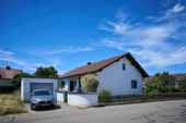 Außenansicht - Wohnkomfort auf einer Ebene: Modernisierter Bungalow mit sonniger Terrasse, Garten & Garage