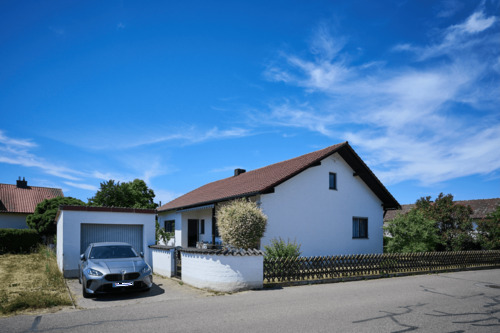 Außenansicht - Wohnkomfort auf einer Ebene: Modernisierter Bungalow mit sonniger Terrasse, Garten & Garage