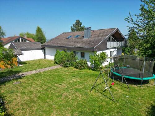 Westansicht - Viel Platz für die Familie im und um das Haus in beliebter Lage!