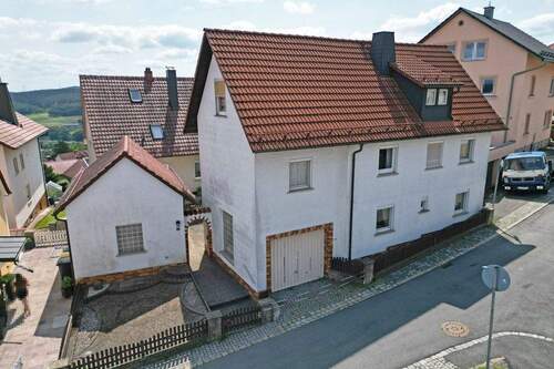 Luftbild - 7 Zimmer Einfamilienhaus zum Kaufen in Kronach