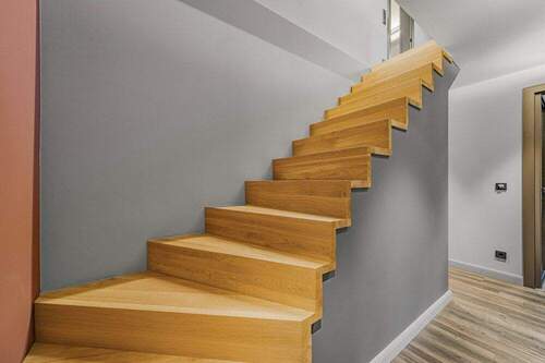 Treppenaufgang - 7 Zimmer Einfamilienhaus zum Kaufen in Velden