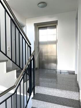Lift für barrierefreien Zugang - 4 Zimmer Etagenwohnung in Mörfelden-Walldorf / Walldorf