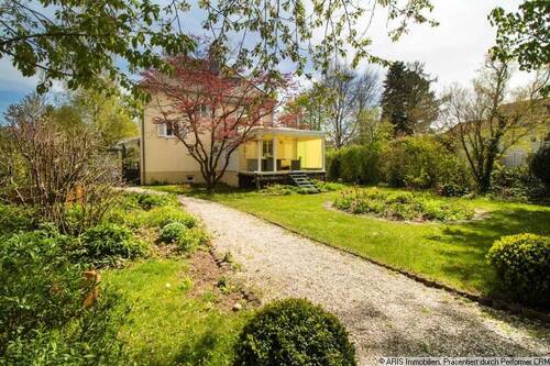 Einfamilienhaus mit traumhaften Garten - 7 Zimmer Einfamilienhaus zur Miete in Gräfelfing