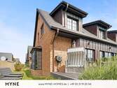 Hausansicht - Ferienimmobilie im Miteigentum: Neubau-Strandhaus im Friesenstil mit Garten, Terrasse und Sauna – fußläufig zum Meer in Hörnum