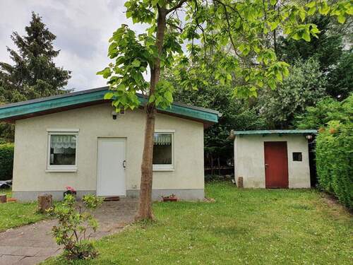 Haus von vorne & Nebengebäude - 2 Zimmer Bungalow in Havelsee