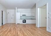 Wohnbereich mit offener Küche - 3 Zimmer Etagenwohnung in Berlin