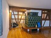 Wohnzimmer mit Kachelofen OG.jpg - Mehrfamilienhaus, Wohnhaus in Rothenburg ob der Tauber zum Kaufen
