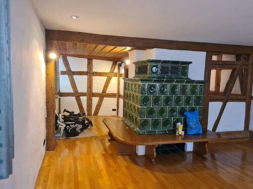 Wohnzimmer mit Kachelofen OG.jpg - Mehrfamilienhaus, Wohnhaus in Rothenburg ob der Tauber zum Kaufen