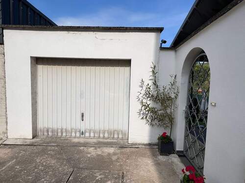 Gargae und Seiteneingang zu Haus - 