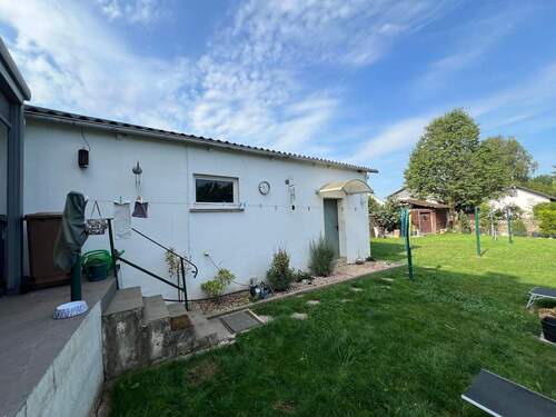 Blick zu Garage und Abstellraum - 