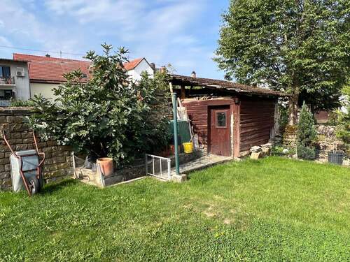 Holzschuppen in Garten - 