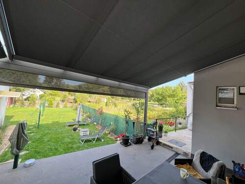 Ausblick von Terrasse in Garten - 