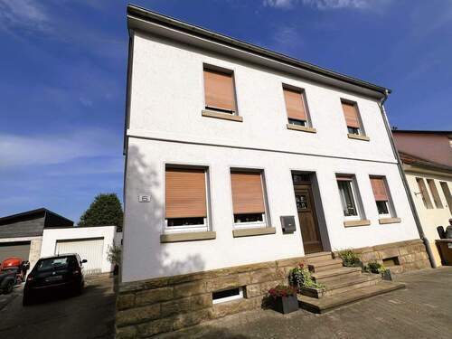 Vorderansicht Haus - 8 Zimmer Mehrfamilienhaus, Wohnhaus zum Kaufen in Staudernheim