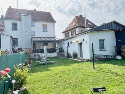 Rückansicht Haus und Garage mit Abestellraum - 