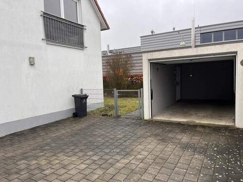 Garage + Stellplatz - 