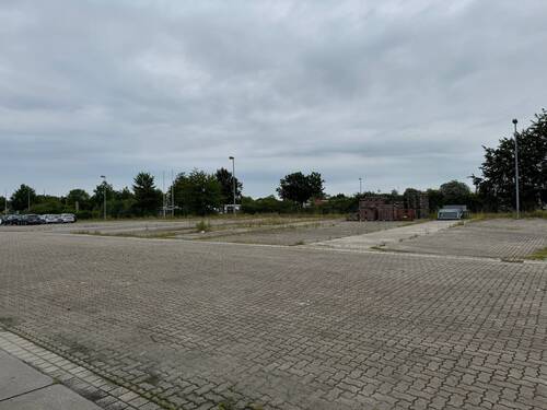 Grundstück - Teilbar: Befestigte Ausstellungs- Freifläche im Gewerbegebiet Greifswalds
