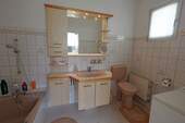 EG: Tageslichtbad mit Wanne - 