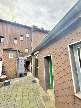 Hausrückseite mit Terrasse - 