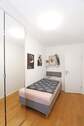 3. Schlafzimmer mit Schrank und Schreibtisch - 