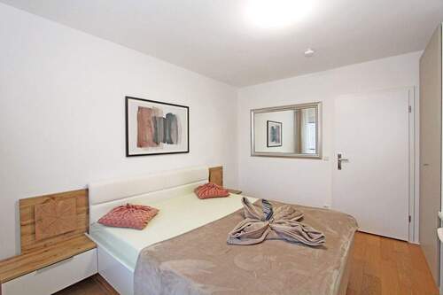 Großes Schlafzimmer mit Zugang zum Balkon, Schrank und Schreibtisch - 