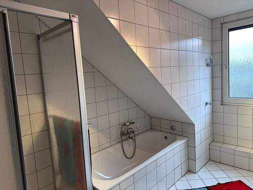Dusche und Badewanne - 