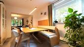 Eleganter Essbereich! - Modernes Wohngefühl - ein Traum in 4,5-Zimmern mit sehr großen Balkon & Garage u.v.m.!
