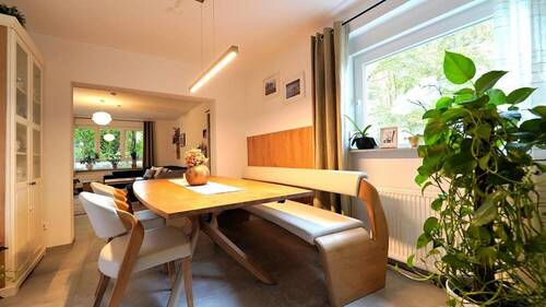 Eleganter Essbereich! - Modernes Wohngefühl - ein Traum in 4,5-Zimmern mit sehr großen Balkon & Garage u.v.m.!
