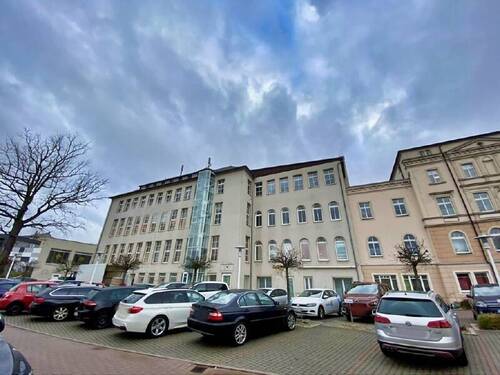 Objektansicht mit Parkplatz - Lichtdurchflutetes Fabrikloft Büro mit Erzgebirgsblick zu mieten