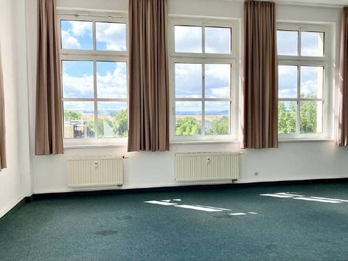 Fensterfront mit Ausblick - 2 Zimmer Büro in Hohenstein-Ernstthal