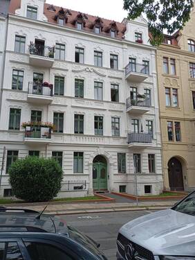 Straßenansicht - Wohnhaus mit Fahrstuhl und Balkonen vollvermietet in der schönen Südstadt!