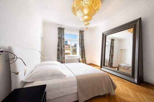 Schlafzimmer mit begehbarem Kleiderschrank. - 