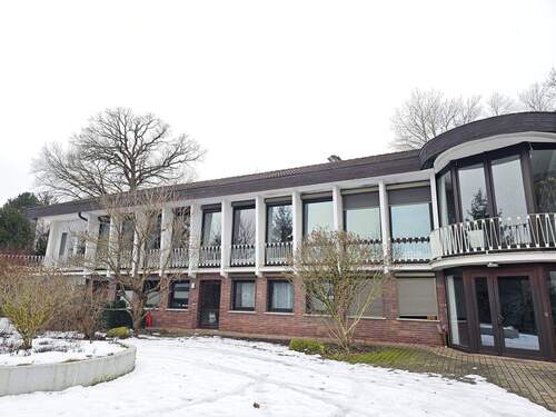 Außenansicht der Wohnung in einem parkähnlichem Ambiente - 