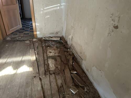 Schlafzimmer EG mit Schaden am Boden und Wand - 