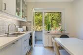 Küche mit Blick auf den Balkon - Reserviert: Rarität im Gängeviertel: Helle 2-Zimmer-Altbauwohnung mit Westbalkon zum grünen Innenhof