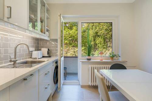 Küche mit Blick auf den Balkon - Reserviert: Rarität im Gängeviertel: Helle 2-Zimmer-Altbauwohnung mit Westbalkon zum grünen Innenhof