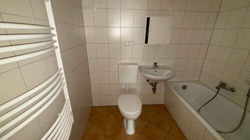 gefliestes Bad mit Wanne - 3 Zimmer Etagenwohnung in Görlitz
