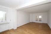 Blick in das stilvolle Wohnzimmer - 