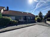 Straßenansicht - Einfamilienhaus mit Einliegerwohnung, Garage und Carport in zentraler Wohnlage von Halver