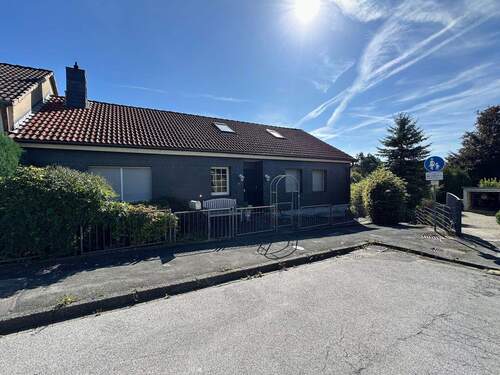 Straßenansicht - Einfamilienhaus mit Einliegerwohnung, Garage und Carport in zentraler Wohnlage von Halver