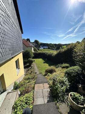 Weg zum Garten - 6 Zimmer Einfamilienhaus zum Kaufen in Halver