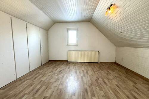 Schlafzimmer mit Einbauschränken - 