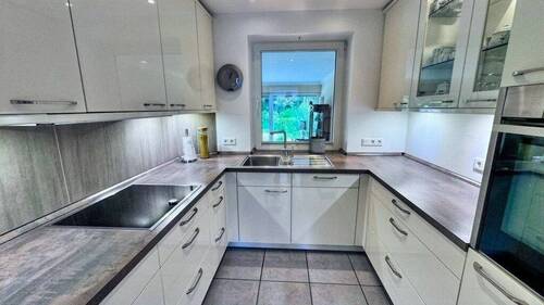 Küche mit moderner Einbauküche - 5 Zimmer Reihenmittelhaus in Flensburg