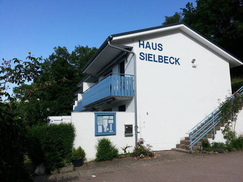Sicht vom Parkplatz aus - 2 Zimmer Terrassenwohnung zum Kaufen in Eutin
