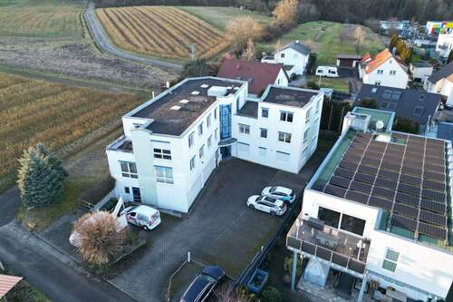 Drohnenansicht - Süd mit Stellplätzen - 