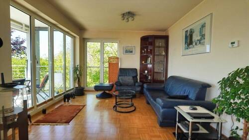 Wohn-Ess-Zimmer mit ringsum bodentiefen Fenstern - 
