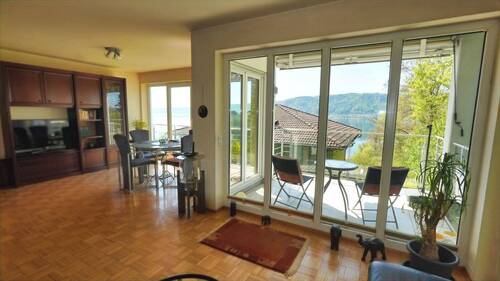 Wohn-Ess-Zimmer mit ringsum bodentiefen Fenstern - 
