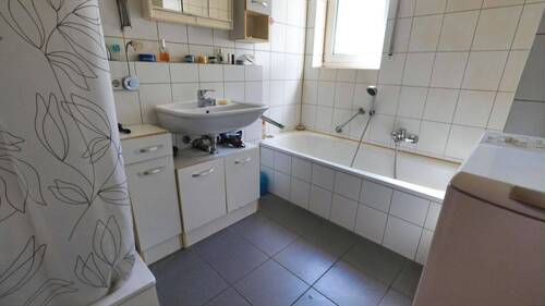 Tageslichtbad mit Wanne, Dusche u. Waschmaschinenplatz - 