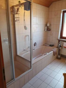 ....... mit Badewanne und sep. Dusche im DG - 