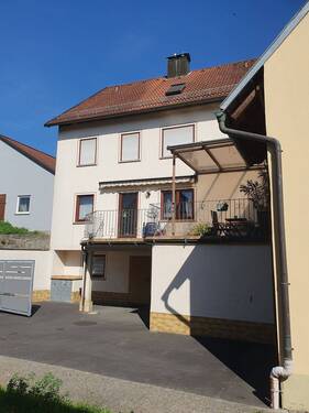 Blick von der Hofseite - 7 Zimmer Mehrfamilienhaus, Wohnhaus in Leinach